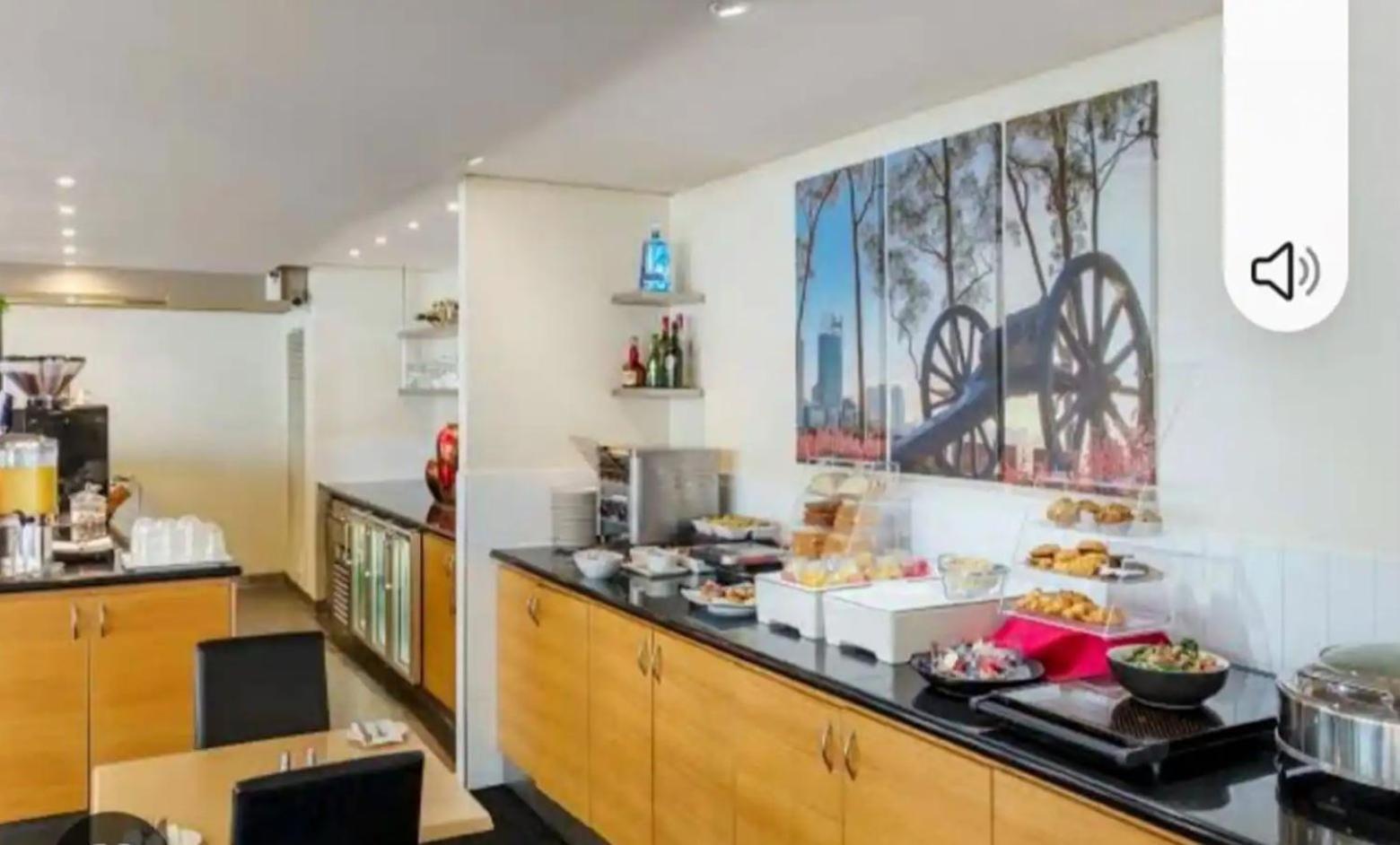 פרת'' Lovely City Apartment With Private Courtyard, Pool, Free Parking, Gym מראה חיצוני תמונה