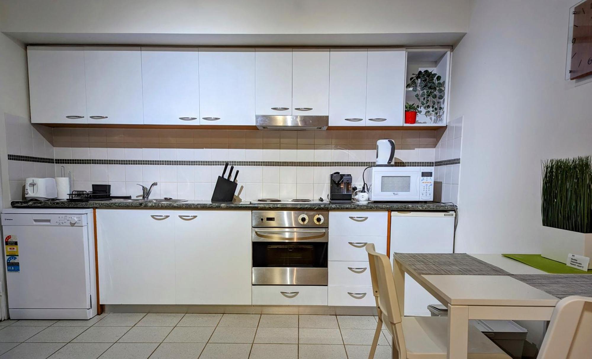פרת'' Lovely City Apartment With Private Courtyard, Pool, Free Parking, Gym מראה חיצוני תמונה